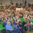 Der blev udleveret en seddel med mailadressen på modtagere af høringssvar. At dømme efter antallet af mennesker ved borgermødet, vil regionen få rigtig mange høringssvar fra Grenaa. Foto: Anette Bonde.