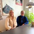 Susanne Brøchner Væring (th.) og hendes mand købte den gamle gård i 2021. De har med egne hænder forvandlet stedet til et ferie-, konference-, fest-, og eventsted og siden også ansat Louise Kiowsky Søyland, der skal hjælpe med at forløse stedets potentiale. Pressefoto