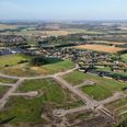 De nye byggegrunde på Ridder Munks Vej ligger i en bue i forlængelse af de eksisterende huse på vejen i udkanten af Thorsø. Foto: Favrskov Kommune