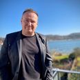 Peter Kruse (LA) bor ned til Skanderborg Sø og kan ved selvsyn se, hvor slemt det står til med søen. At få gjort noget ved det er en af hans hjertesager som ny byrod. Foto: Grethe Bo Madsen