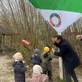 Borgmester Frands Fischer hejste flaget sammen med fire forventningsfulde børn, der alle begejstret hev i snoren. Pressefoto