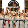 God stemning i Moo Sa lejren efter sejren i holdkonkurrencen ved stævnet på Fælleden. Foto: Skanderborg Moo Sa Taekwondo Klub
