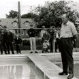Entreprenør og hovedmand bag Voldby Friluftsbad Søren K. Jensen holdte tale på åbningsdagen 6. juli 1969. Pressefoto