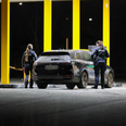 Politiet ledte efter spor - bl.a. på Uno X-tankstationen ud mod Grenåvej i Vejlby. Foto: Presse-fotos.dk