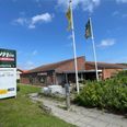 Nu bliver det måske snart en mulighed for borgere og virksomheder at købe anparter i butiksbygningerne i Knebel for at øge chancen for, at en ny købmand vil drive forretningen videre. Arkivfoto: Anne Frank Henriksen