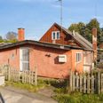 »Huset står til nedrivning, og reelt er det grunden på 634 kvadratmeter, du køber,« siger ejendomsmægler Kim Hougaard. Foto: Estaldo