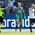 Målmand William Eskelinen har begået straffespark og får gult kort.