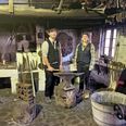 Unge beslagsmede arbejder i to weekender yderligere i Den Gamle Smedje. Pressebillede