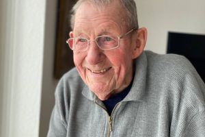 På plejehjemmet Hørgården i Risskov er dagene fyldt med aktiviteter og gode grin.  91-årige Helmer Thorsen har kontaktet avisen for at  rokke ved det, han mener, er den gængse opfattelse af et plejehjem og med et håb om at kunne inspirere andre.