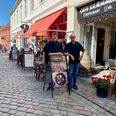 Henrik Søgaard (tv.) overtog Kræmmerhuset i 2010 og begyndte ret hurtigt at udvikle på det historiske ishus. Da det gastronomiske koncept skulle forfines blev Michael Skovsen hevet ind som køkkenchef på det, der der i dag er blevet til Café Kræmmerhuset, Iscafé og Restaurant. Foto: Simon Carlson
