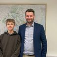Oskar Alsted (tv.) var i erhvervspraktik hos borgmester Michael Stegger Jensen i sidste uge. En af opgaverne for unge Alsted på 15 var at fabrikere et debatindlæg. Foto: Syddjurs Kommune