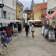 Det stilner så småt af med handlende turister i Ebeltofts bymidte, og Lokalavisen tager en status på handelslivet i en tid med stigende energipriser og inflation. Foto: Søren Brunsgaard Ladefoged.