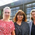 Skoleleder Trine Wad Andersen sammen med Helene Mondrup og Mette Holm Michelsen fra Feldballe Friskole. Foto Kian Johansen
