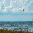 Kitesurf i Lumskebugten med Karpenhøj Naturcenter. Foto: Frederik Schrøder Hansen
