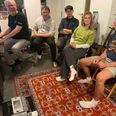 Kristian Danielsen i sit hjemmestudie sammen med de unge talenter (fra v.): Christian de Linde,, Asger Præst, Laura Foss og Marinus Andersen, hvor de arbejder på nye musikprojekter.