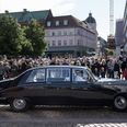 Sådan så det ud, sidste gang en biskop blev indsat i Aarhus. Det var Henrik Wigh Poulsen, og året var 2015. Dronningen deltog ved indsættelsen, og det trak en del nysgerrige tilskuere, som var spændt på at se hende, da hun kom ud fra Domkirken. Foto: Joachim Ladefoged