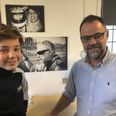 Oskar og far Jacob ved billederne af farfar Carl Erik, der ikke er mere. Ovenover prøver den bette Oskar en racerhjelm for første gang. Foto: Michael Wulff