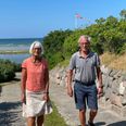 I bestyrelsen er de ovenud lykkelige for Poul Bachs store indsats for kræmmermarkedet til Bønnerup Strand Havnefest. Her ses han med sin hustru Jonna Bach i indkørslen til deres hus. Foto: Anne Frank Henriksen
