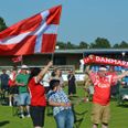 Stemningen var høj allerede inden kampen, da der var inviteret til storskærms-arrangement på Grenaa Stadion. Foto: Søren Andersen