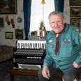 Bent Overgaard i sin spejderuniform og med sin harmonika. Privatfoto
