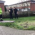 Politiet har tirsdag afspærret et område på Sandkåsvej, da et stillads er i fare for at vælte. Foto: Presse-fotos.dk