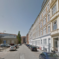 Nede i hjørnet til venstre skal det omtalte hellested placeres. Det er få meter for beboelsesejendommene på den anden side af gaden. Foto: Google Maps