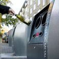 Hvis du oplever, at der ikke er klistermærker på affaldsbeholderen, skal man kontakte AffaldVarme i Aarhus. Arkivfoto