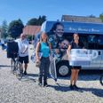 Der skal en del udstyr til et år på idrætsefterskole, men heldigvis er mor og far med til at hjælpe med at bære. Foto: Vivild Gymnastik- og idrætsefterskole