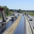 Vejdirektoratets entreprenør er mandag morgen 18. juni færdig med arbejdet på udvidelsen af E45 fra Aarhus Syd til Skanderborg Nord. Billedet her er fra motorvejsbroen ved Vroldvej over den sydlige del af vejarbejdet, hvor asfaltarbejdet fortsat er i gang. Foto: Bollerup