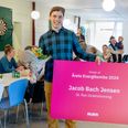 Fredag blev Jacob Bach Jensen fra Gl. Rye Idrætsforening overrasket med prisen som Årets Energibombe. Pressefoto.