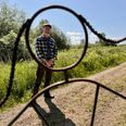 Formand for Nørre Djurs Kunstforening Gerhard Brandt Jørgensen er selv en af udstillerne på Kunststien. Han er mangeårig smed og har i dag Djurslandssmeden, hvor han fremstiller kunsthåndværk jern. Resten af pigen med sjippetov kan man opleve på Kunsstiens plads nummer 22. Foto: Simon Carlson
