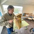 På et tidligere kontor tæt på Ebeltoft Færgehavn er Bruno Nedell ved at bygge sit værksted op. Foto: Kian Johansen