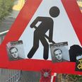 Klistermærkerne er set i det centrale Aarhus ved Rungstedvej nær Marselis Boulevard. - Foto: Foto: Gustav Norup Egsgaard, TV2 Østjylland/