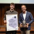 Asger Wildenschild fra Erhvervsakademi Aarhus (til venstre) har netop vundet DM i entreprenørskab med sin virksomhedsidé Siemas. Tirsdag 2. juni fik han overrakt prisen af Christian Vintergaard, der er administrerende direktør for Fonden for Entreprenørskab. Foto: Rasmus Degnbol og Fonden for Entreprenørskab.