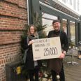 Som formand for Skanderborg City overrakte Jens Juhl fra Chokolade-Fabrikken til opgave at ringe til Anni og fortælle, at hun var den heldige vinder. Foto: Birte Jensen