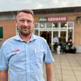 Købmand Jesper Schunk har gennem flere år tænkt sig at åbne sine døre juleaften for folk, der er ensomme. Nu tager han skridtet og arrangerer juleaften i mødestedet, der er en integreret del af Min Købmand i Lime. Jesper Schunk opfordrer folk, der kan se sig selv i arrangementet, til at tage kontakt til ham i købmandsforretningen. Foto: Simon Carlson