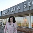 Kit Lundbæk, ejer af Kits Modetøj & Sko, er klar til re-opening i denne uge på Gåseagervej i Egå, efter to butikker er blevet til en.