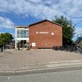Bakkeskolen i Hørning skal sælges - men hvad betyder det for byens svømmehal? Foto: Cecilie Bisgaard