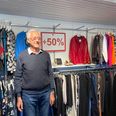 Frivillige som Harry Schou Nielsen hos Røde Kors genbrugsbutik i Hornslet bidrager til velgørenhed. Foto: Lars Norman Thomsen