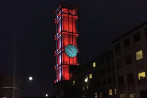 Aarhus Kommune markerer grundlovsdag ved at lade rådhustårnet lyse op i røde og hvide farver.