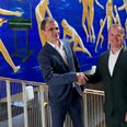 Michael Christensen, der er Liberal Alliances spidskandidat i Aarhus ved det kommende kommunalvalg, byder Henrik Arens velkommen. Pressefoto