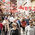 Hvert år plejer folk at strømme til Gadefest i Vestergade. I år bliver heller ingen undtagelse, hvor vejrudsigten melder om sol. Foto: Gadeforeningen i Vestergade