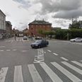 Det var her i dette kryds mellem Dæmningen, Havnegade og Banegården, at den 18-årige kvinde natten til søndag prajede, hvad der skulle vise sig at være en pirattaxa ført af en chauffør, som absolut ikke ville hende noget godt.