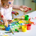 Både arme, ben og krop tages i brug, når der er kunstworkshop for babyer i Kulturhuset Skanderborg. Pressefoto