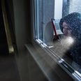 En beboer så onsdag eftermiddag en tyv forlade sit hjem med tyvekoster. Modelfoto: Adobe Stock.