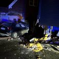 Ifølge vagtchefen rammer kvinden hjørnet af en autoforretning og ender i et hus. Foto: Presse-fotos.dk.