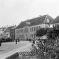 Katedralskolens ældste bygning, Hvid Bygning, fotograferet før Kampmanns ombygningen af den i starten af 1900-tallet. Hammerschmidt Foto, 1896, Aarhus Stadsarkiv