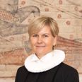 Domprovsten, Gerda Neergaard Jessen, skftes sammen med sine kolleger til at tale emd dem, der kommer forbi domkirken. Præsterne kan mærke, at folk trænger til det.