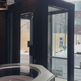Urbutikken Kejser har nu fået installeret en 400.000 kroner dyr slusen. som gør, at man skal godkendes før, at man kan komme både ind og ud af butikken. Foto: Emma Dalum
