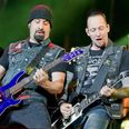 Sanger og guitarist Michael Poulsen (th.) og guitarist Rob Caggiano er sammen med resten af Volbeat klar til at tænde op under et rockbrag i Ceres Park 26. juni.